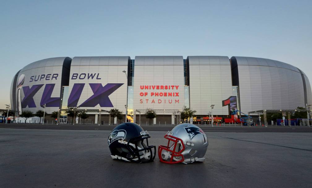 Esterno dello stadio di Phoenix, prima del Superbowl; a confronto i caschi di Seattle Seahawks e New England Patriots (Reuters)